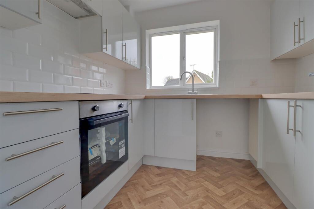 12 HEADINGLEY CLOSE-9.jpg