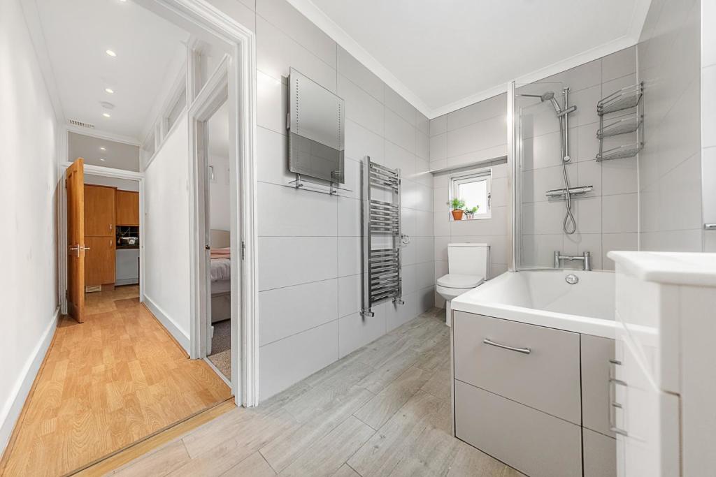 Bathroom (2).jpg