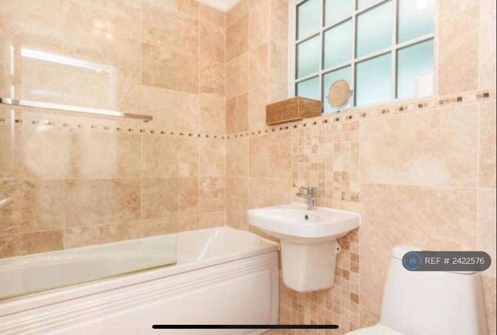 Ensuite Bathroom 3