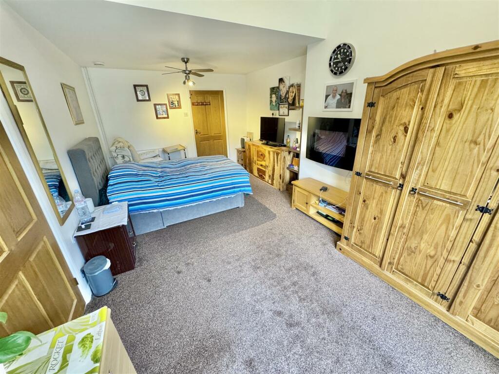 FAMILY ROOM / BEDROOM 4