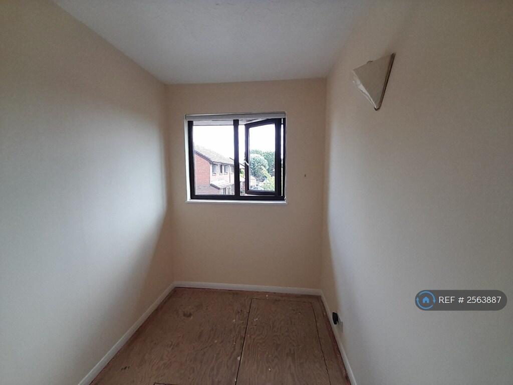 Front Single Bedroom/Office With Fitted Cupboard