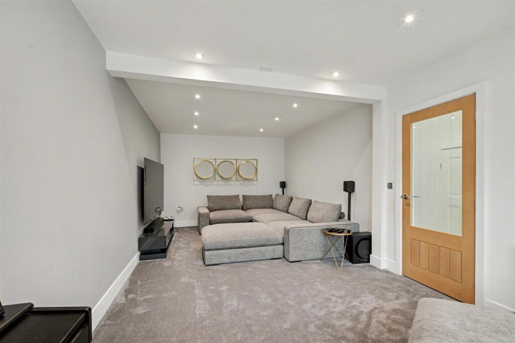 Lounge/Sitting Room