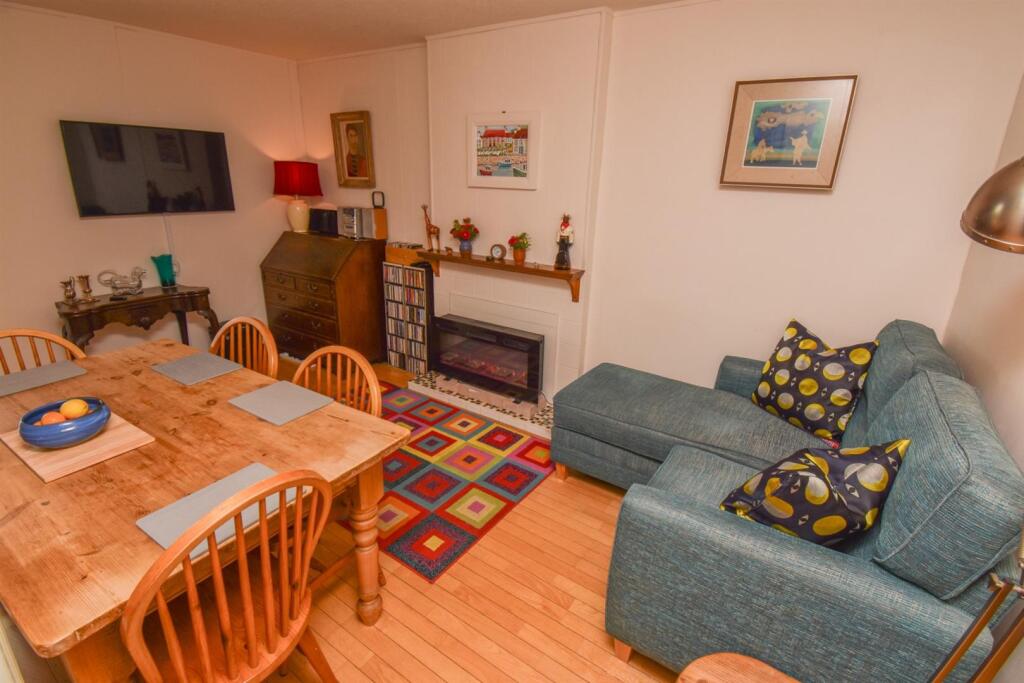 SNUG-DINING ROOM