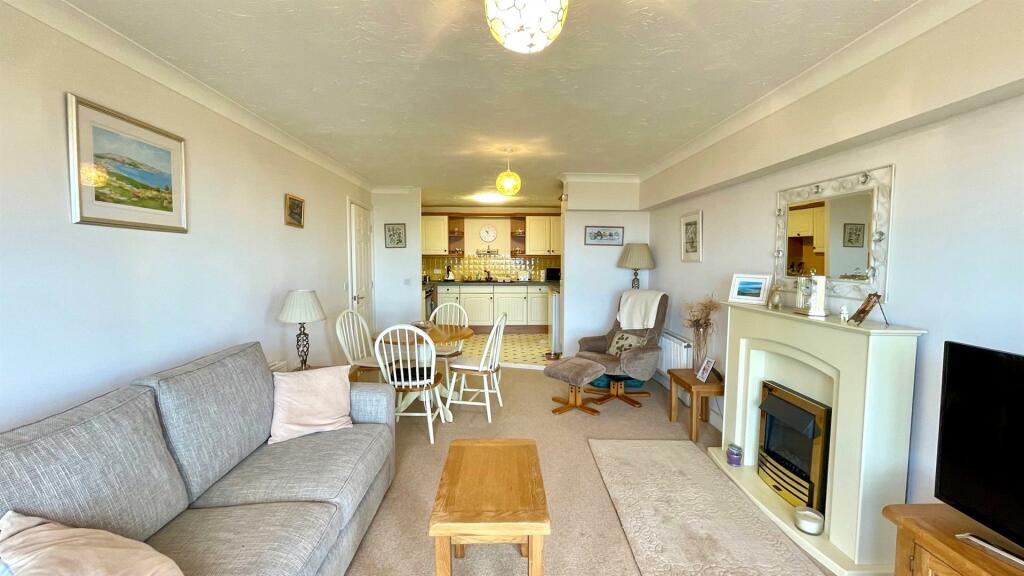 OPEN PLAN LOUNGE/DINING/KITCHEN