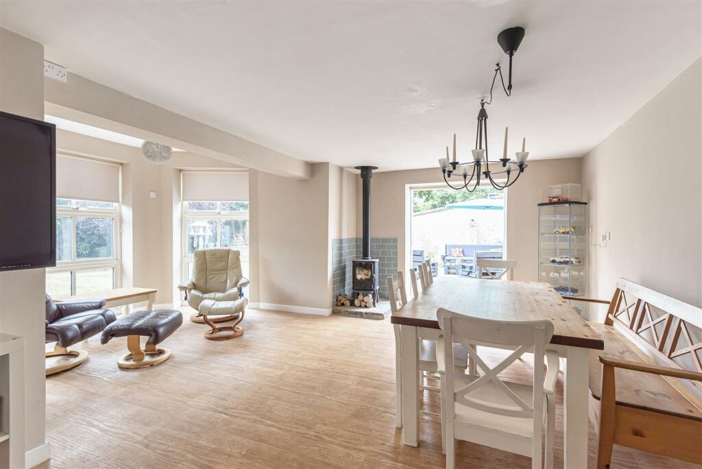 OPEN PLAN KITCHEN/ DINING/ SITTING ROOM