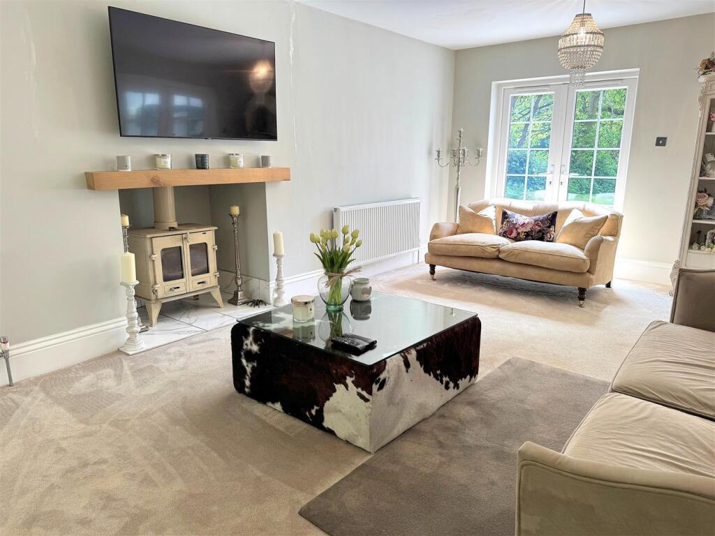LOUNGE 2 -V.jpg
