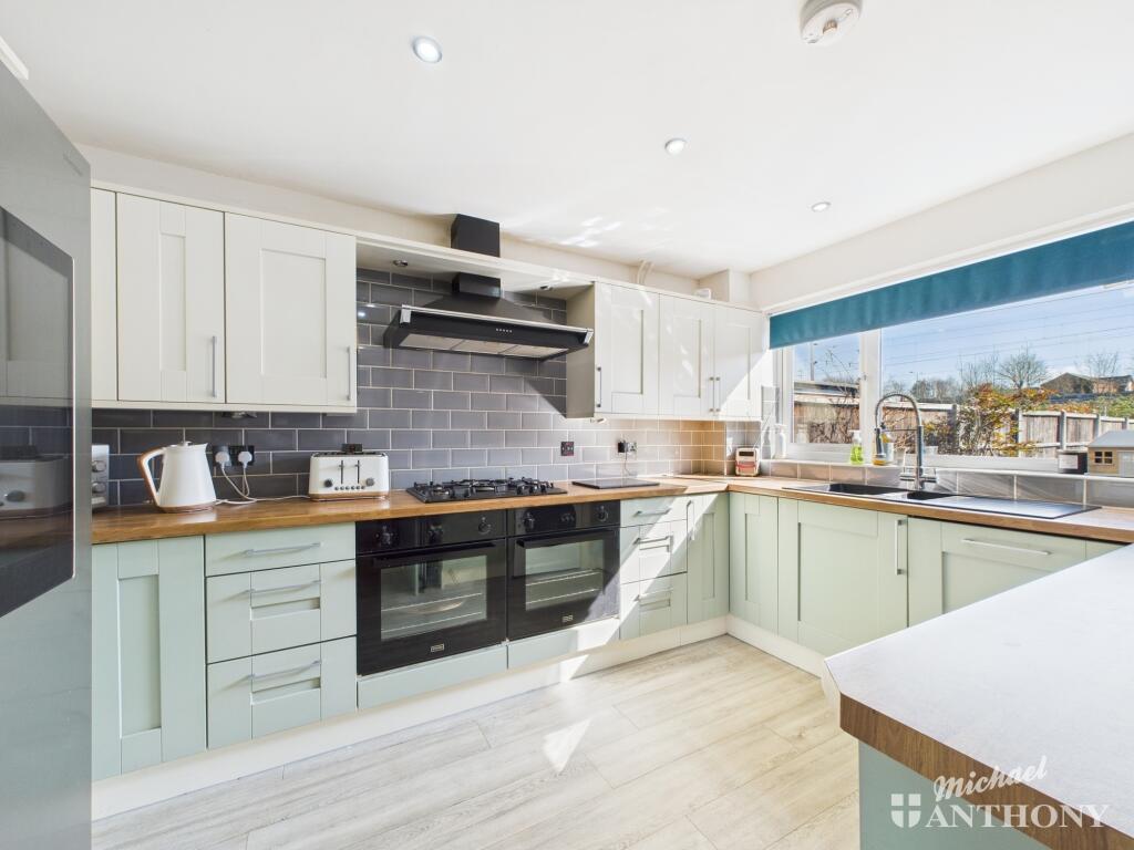 CAM02773G0-PR0270-STILL015