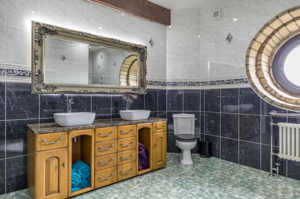 En-Suite Bathroom