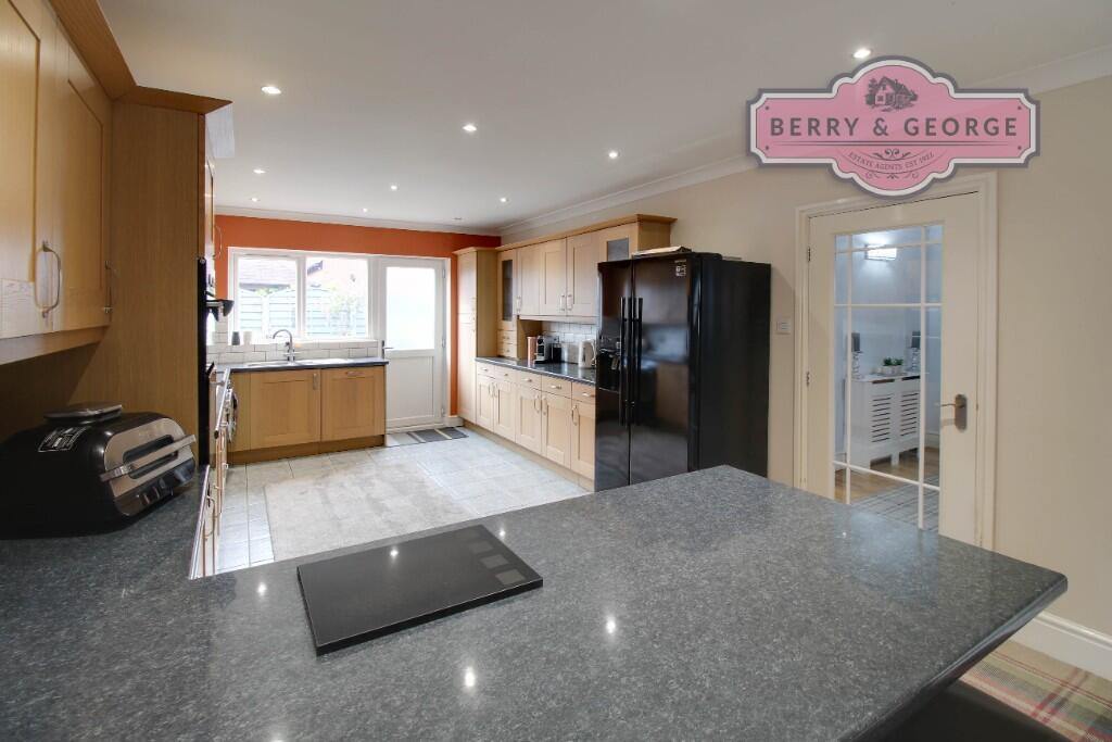 KITCHEN / BREAKFAST
