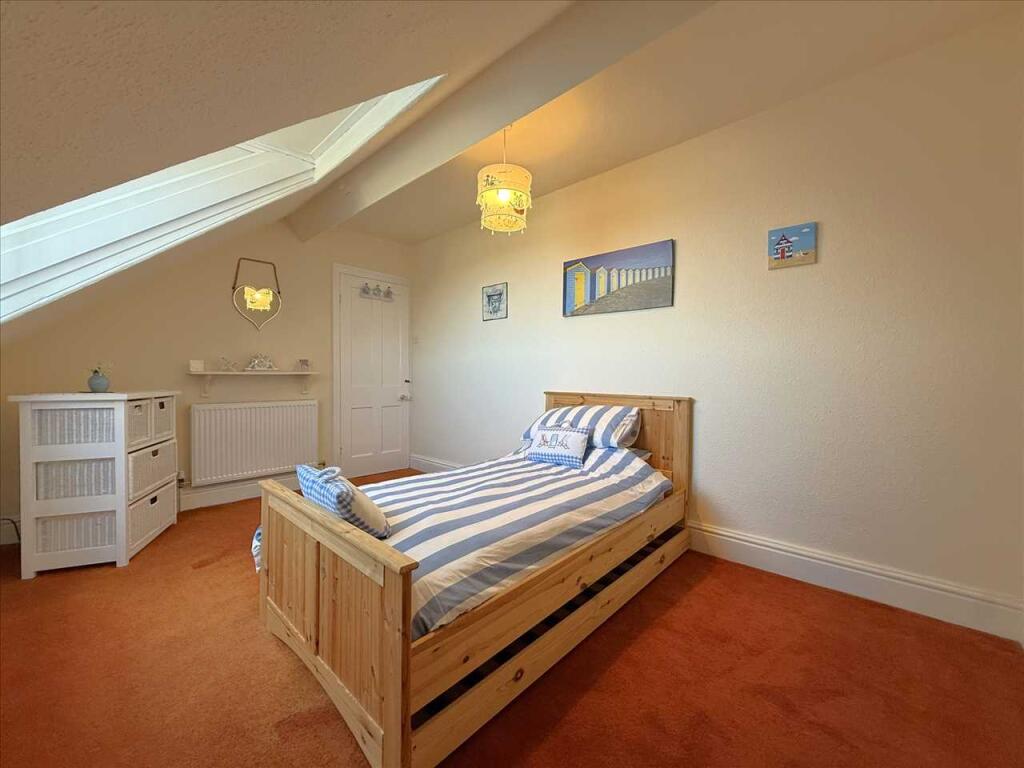 Bedroom (rear)