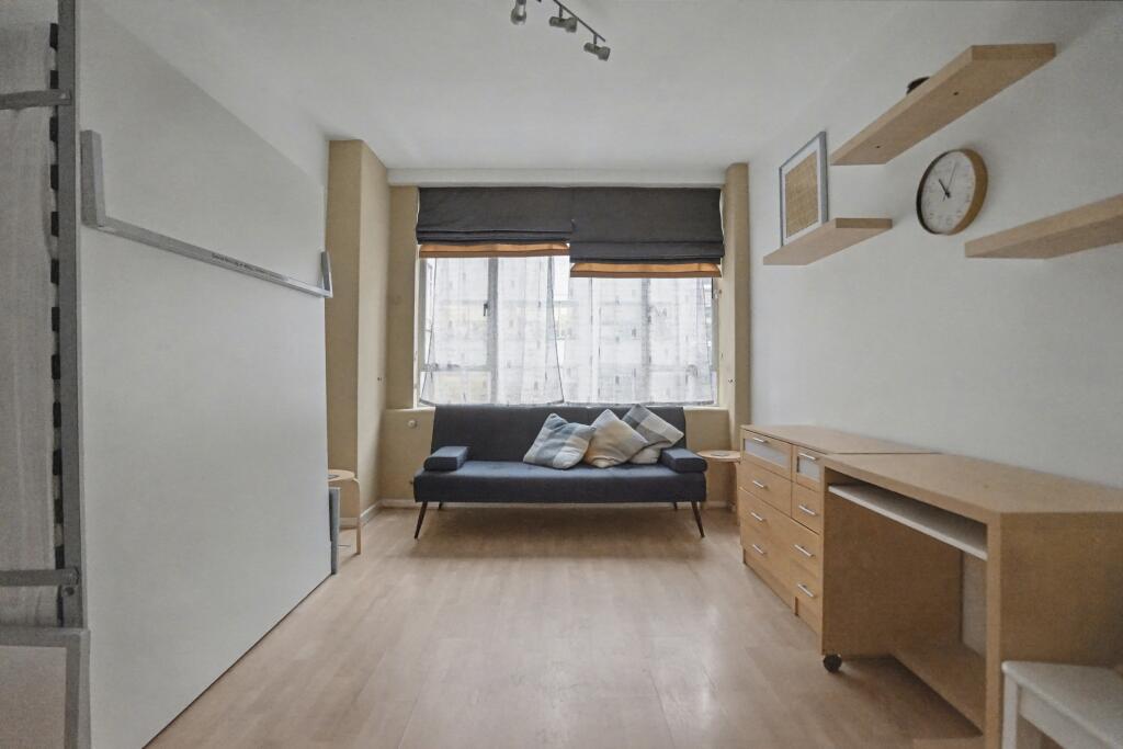 Flat 5 Florin Court, Charterhouse Square, Barbican, London, EC1M 6ET