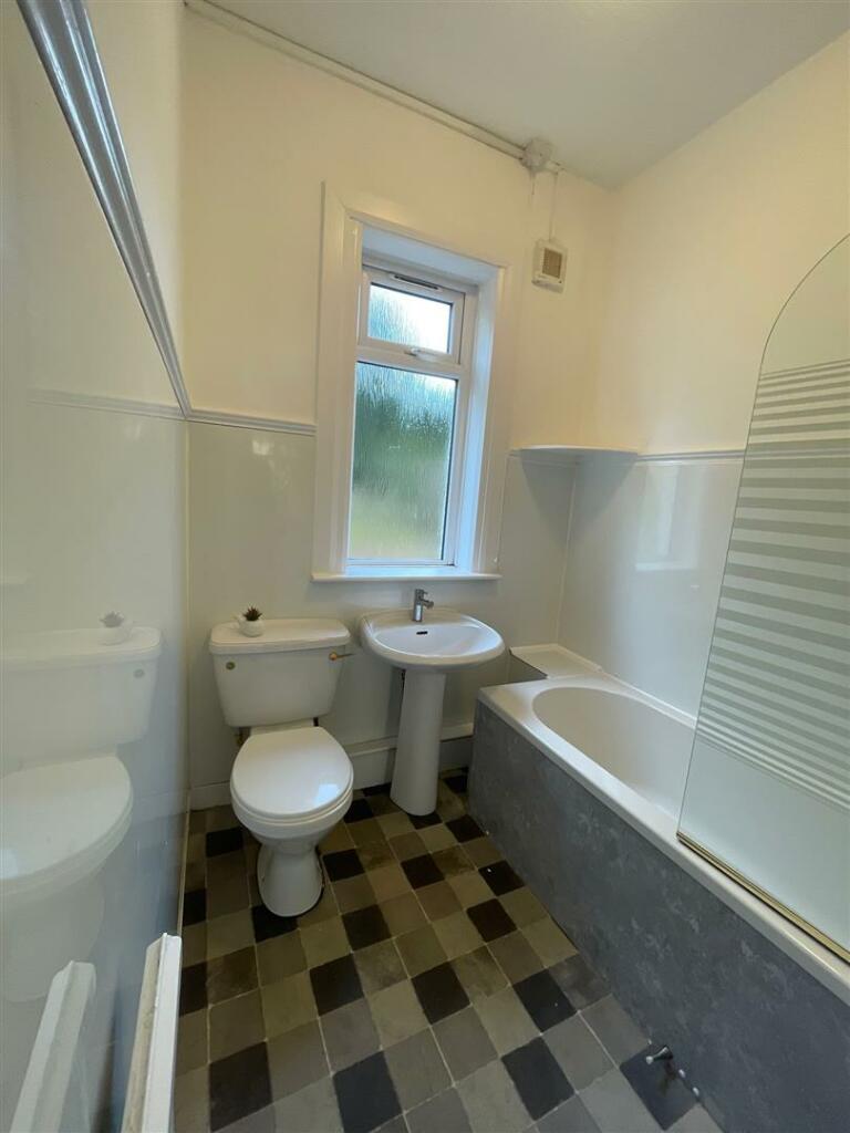 19 Howden Bathroom.jpg