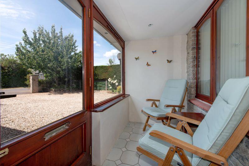 Entrance porch/sun room