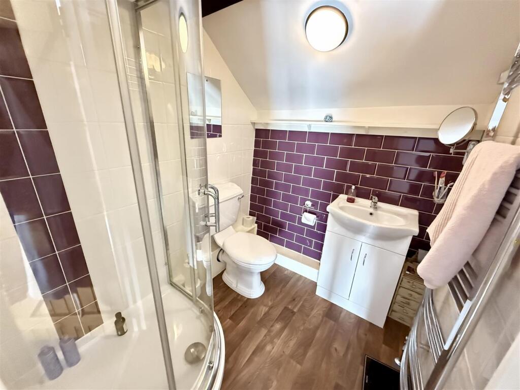 ENSUITE BATHROOM