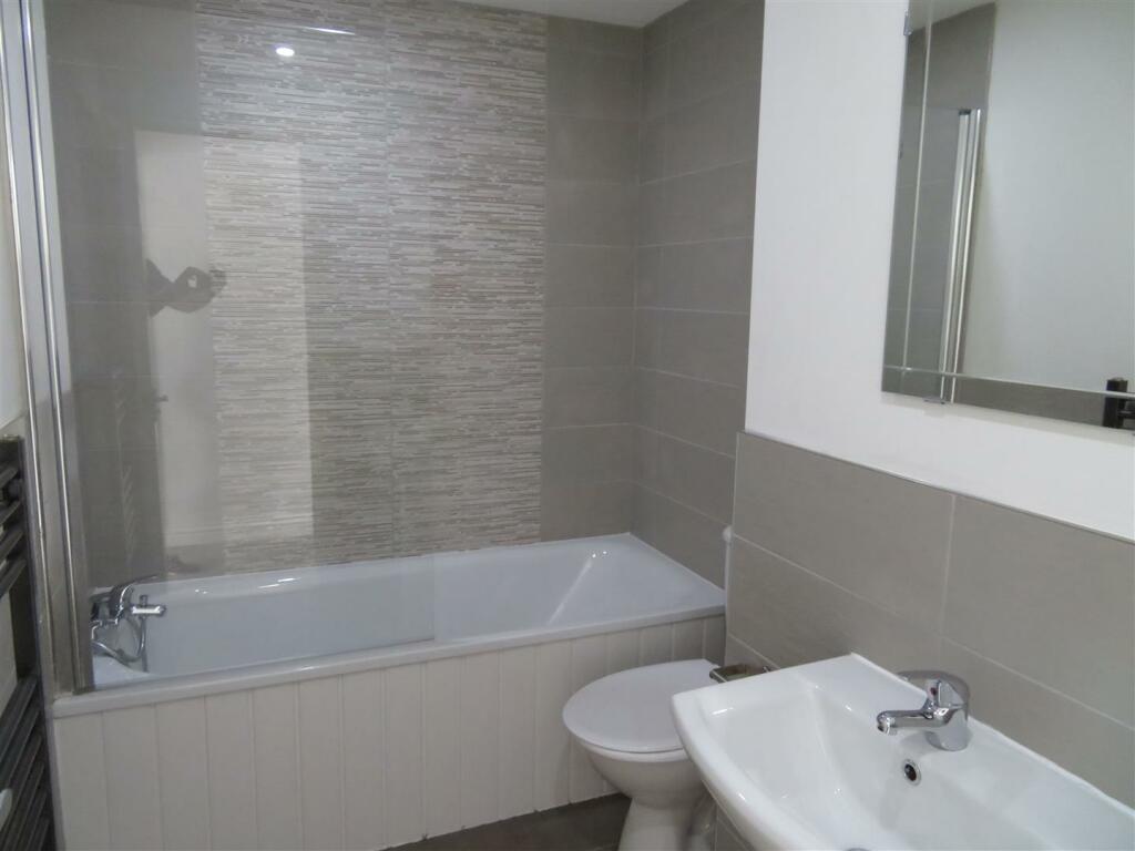 11 Stansted Bathroom.JPG