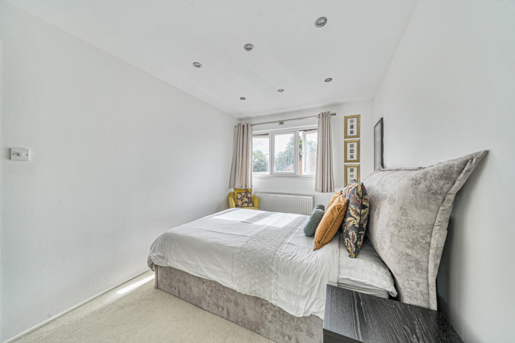 1348852-4-68b827c...