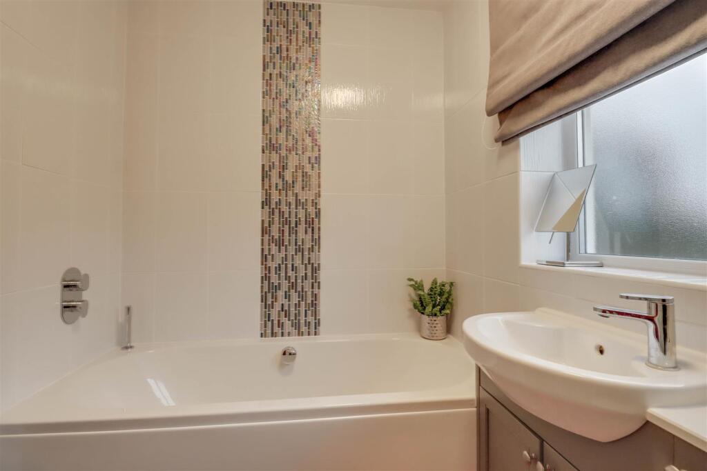 6 HIGHCLIFFE WAY WICKFORD-16.jpg