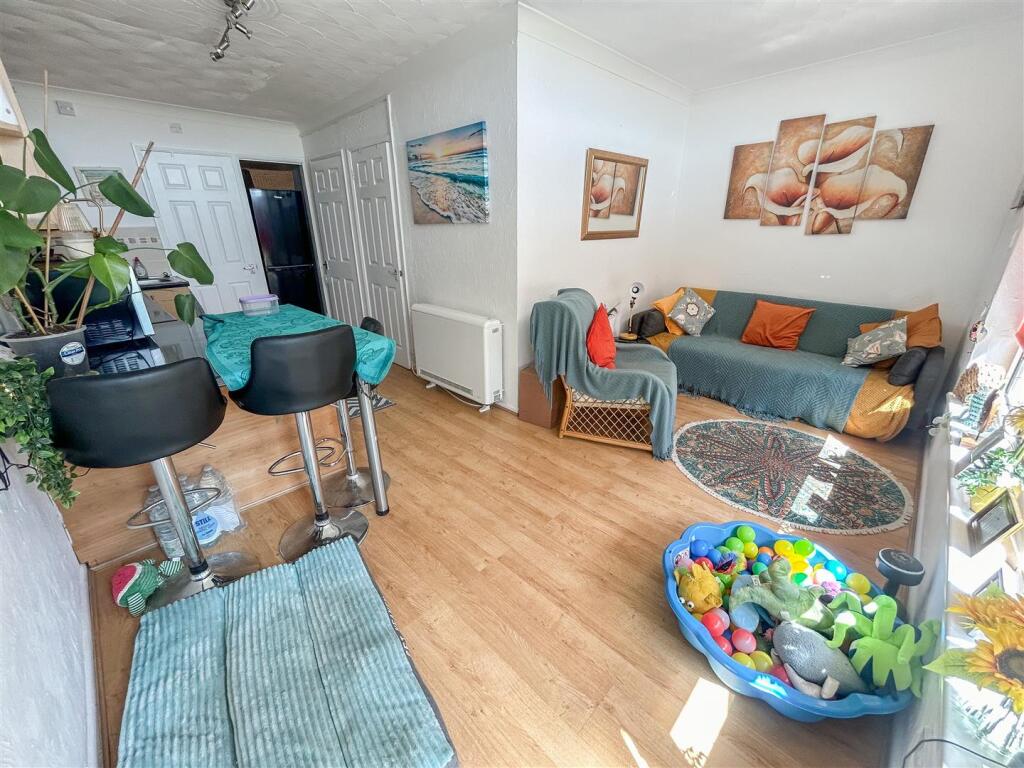 LOUNGE AREA