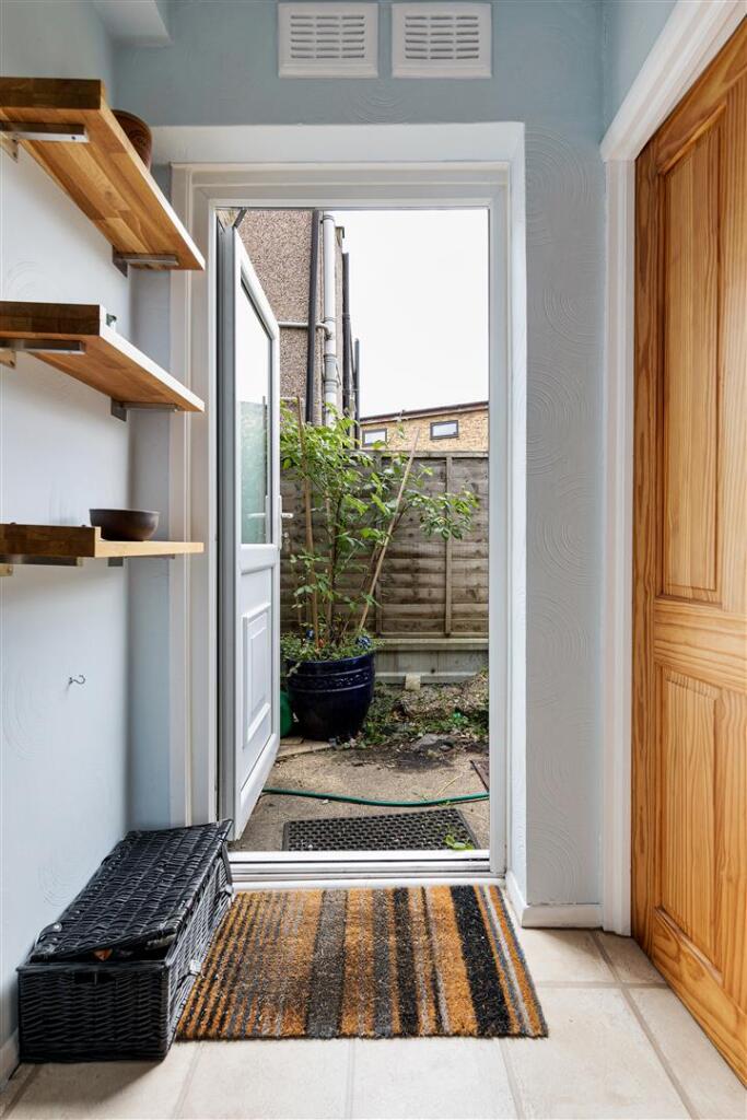 The Crescent, E17