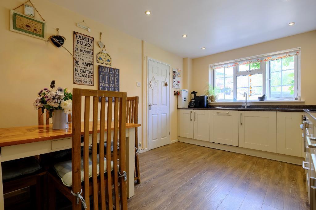 Eat in kitchen/breakfast room