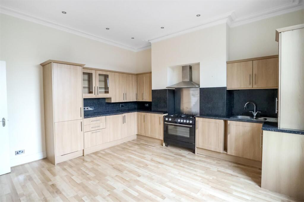 Kitchen 1.jpg