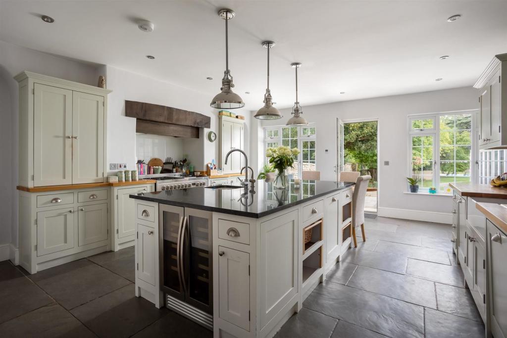 5 - Querns House - GL7 1RL - Web.jpg
