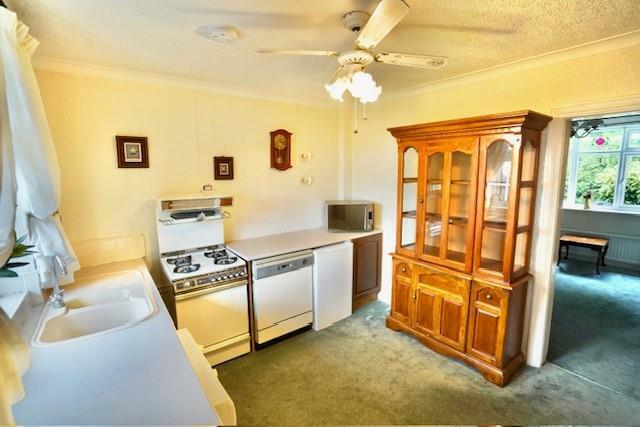 Kitchen: