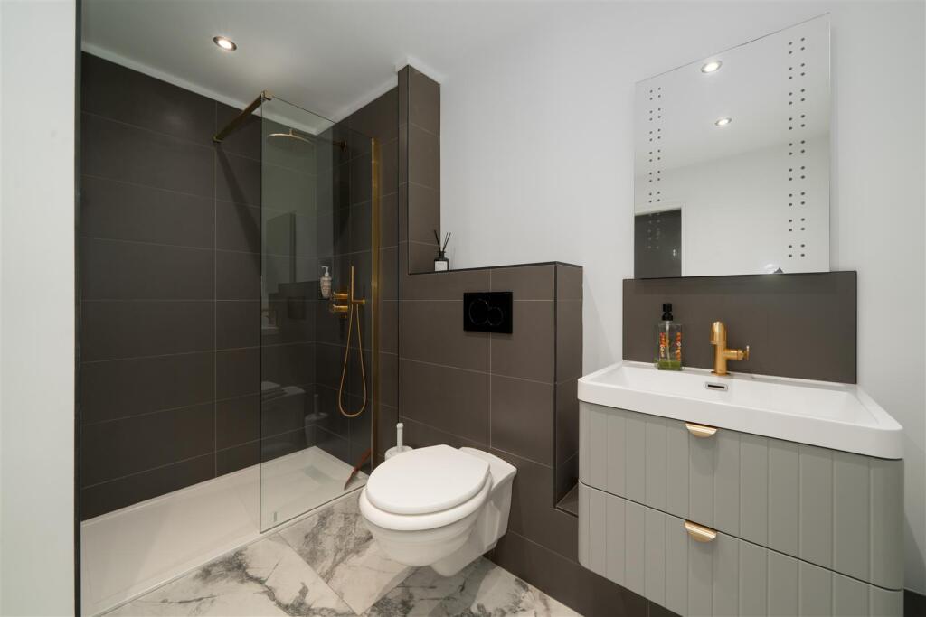Shower Room.jpg