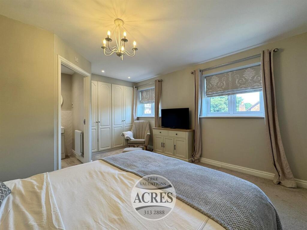 Master bedroom (2).jpg