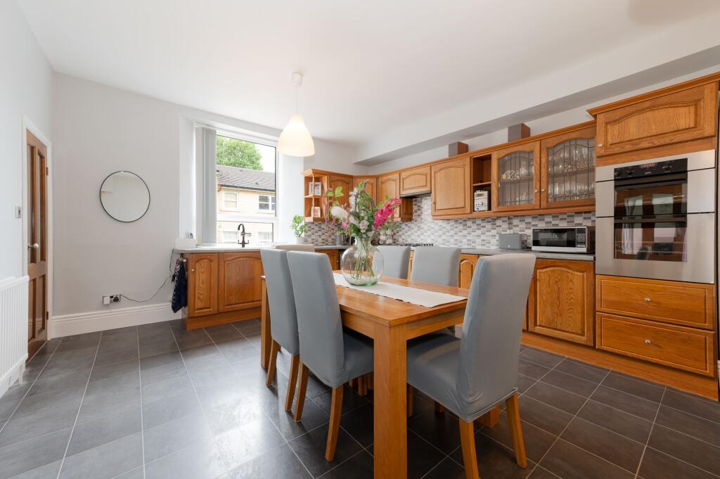 KITCHEN DINER AND LOUNGE