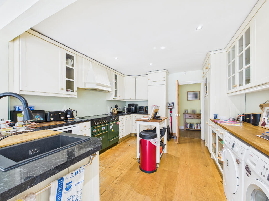 CAM01354G0-PR0589-STILL038