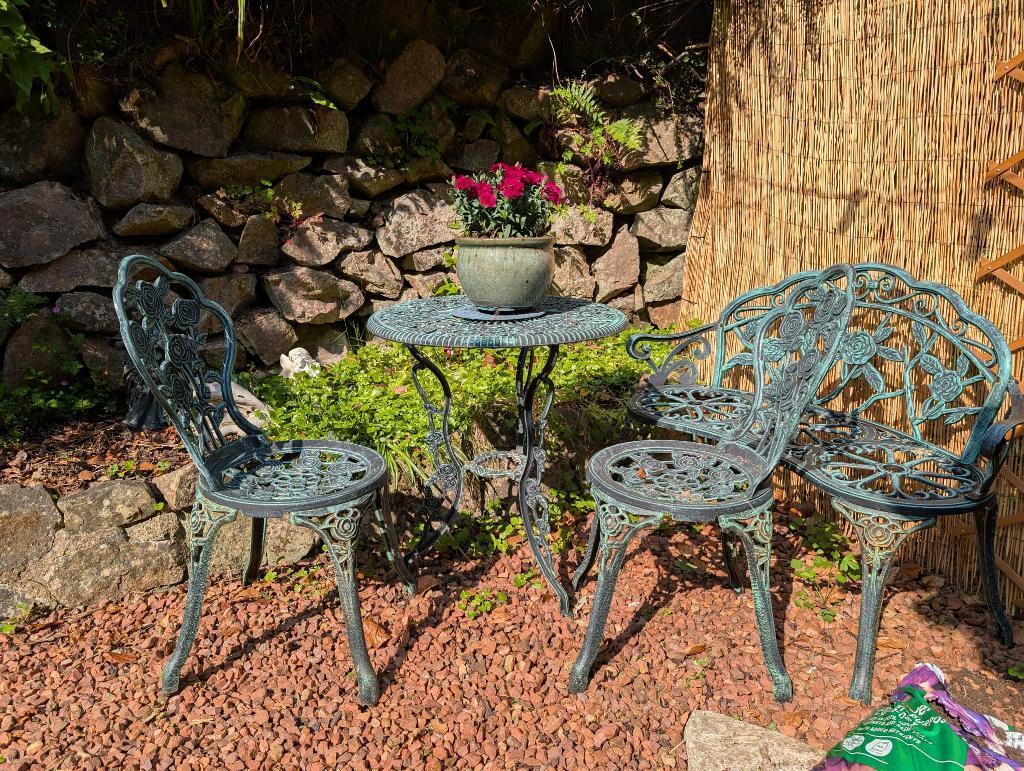 Sunny areas to sit out