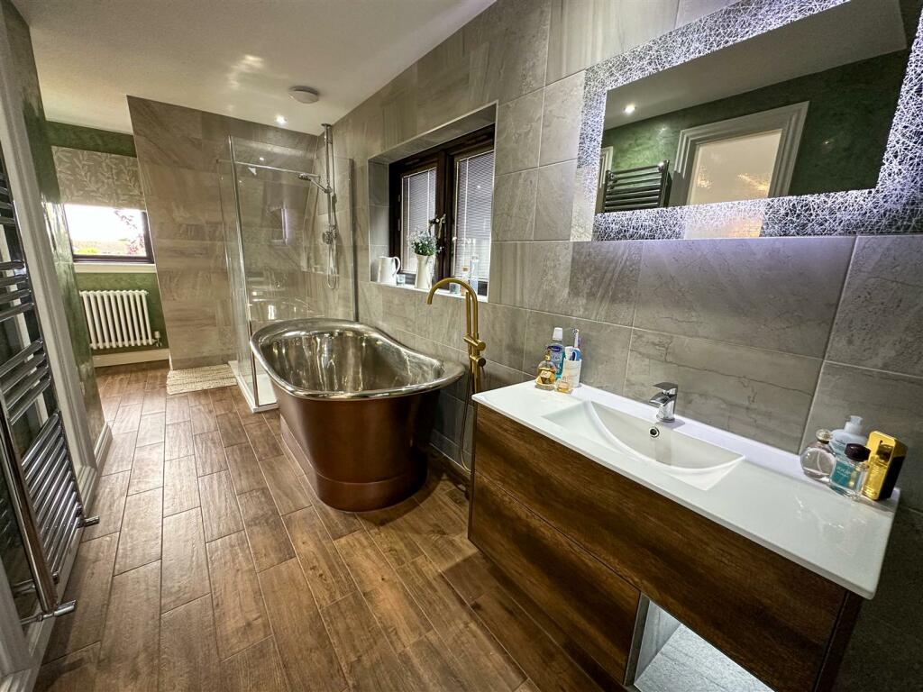 EN-SUITE BATHROOM