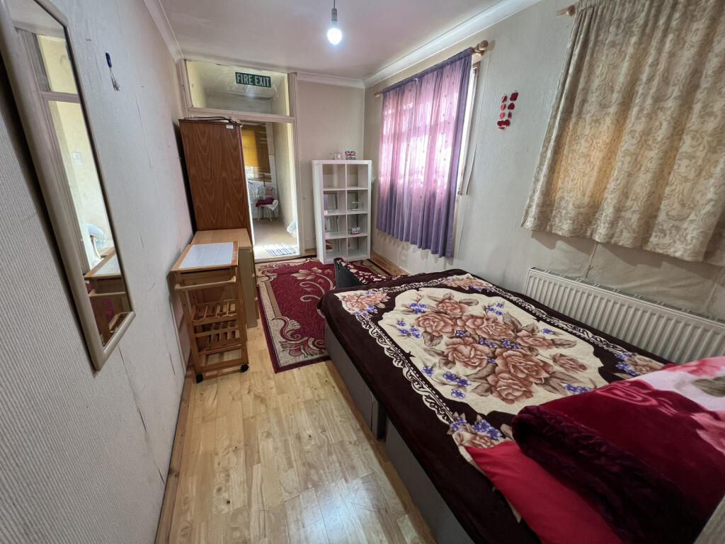 A ground floor self-contained studio N13
