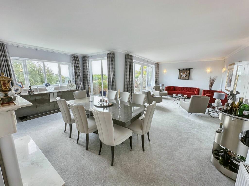 Lounge/Dining Room