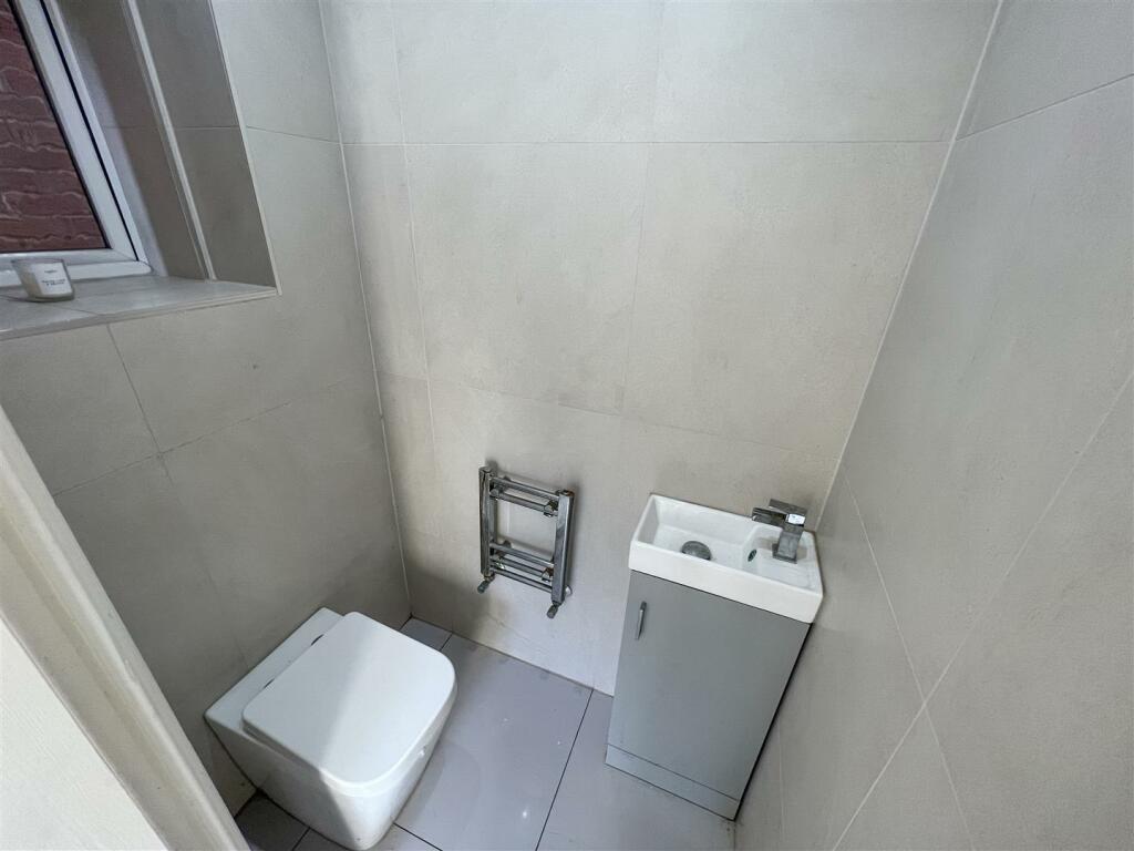 Downstairs WC.JPG