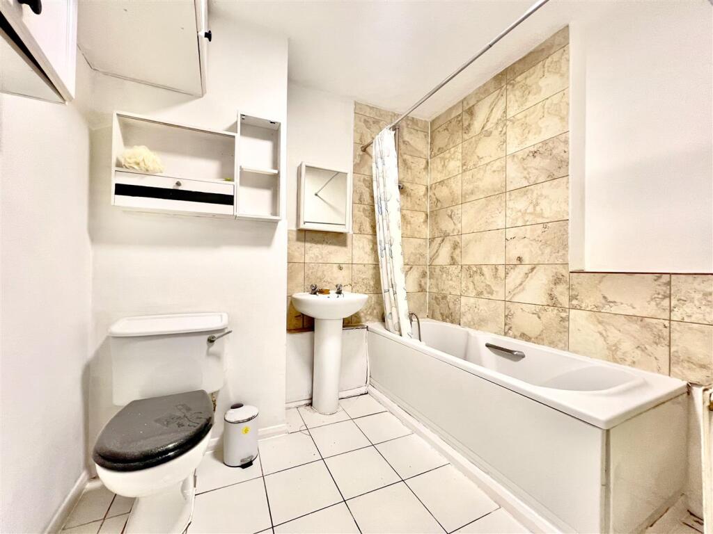 Family Bathroom/ WC