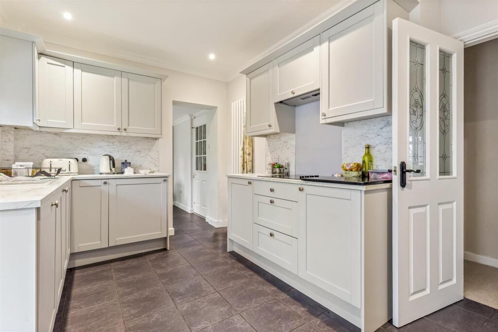 5 Parklands Ave New-012.JPG