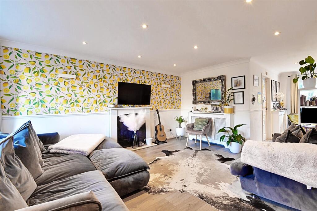 Lounge 1.jpg