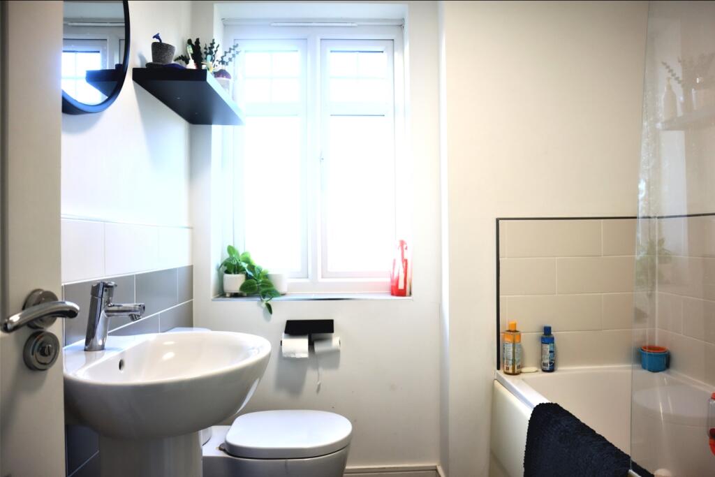 Cicerio Cr, Fairfields - Bathroom