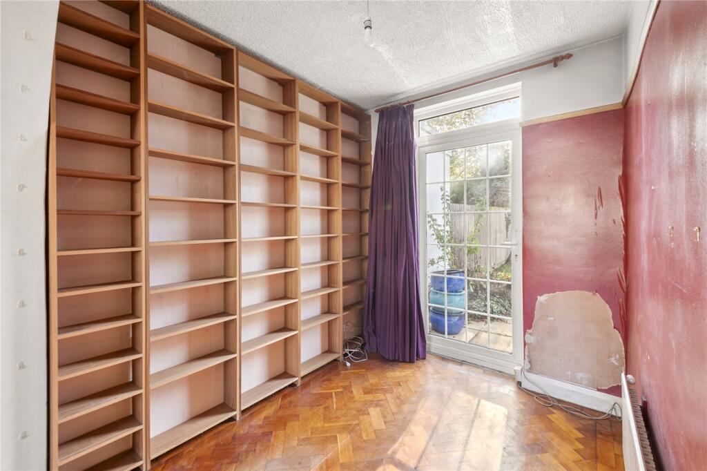 Lawn Close, Ruislip, HA4