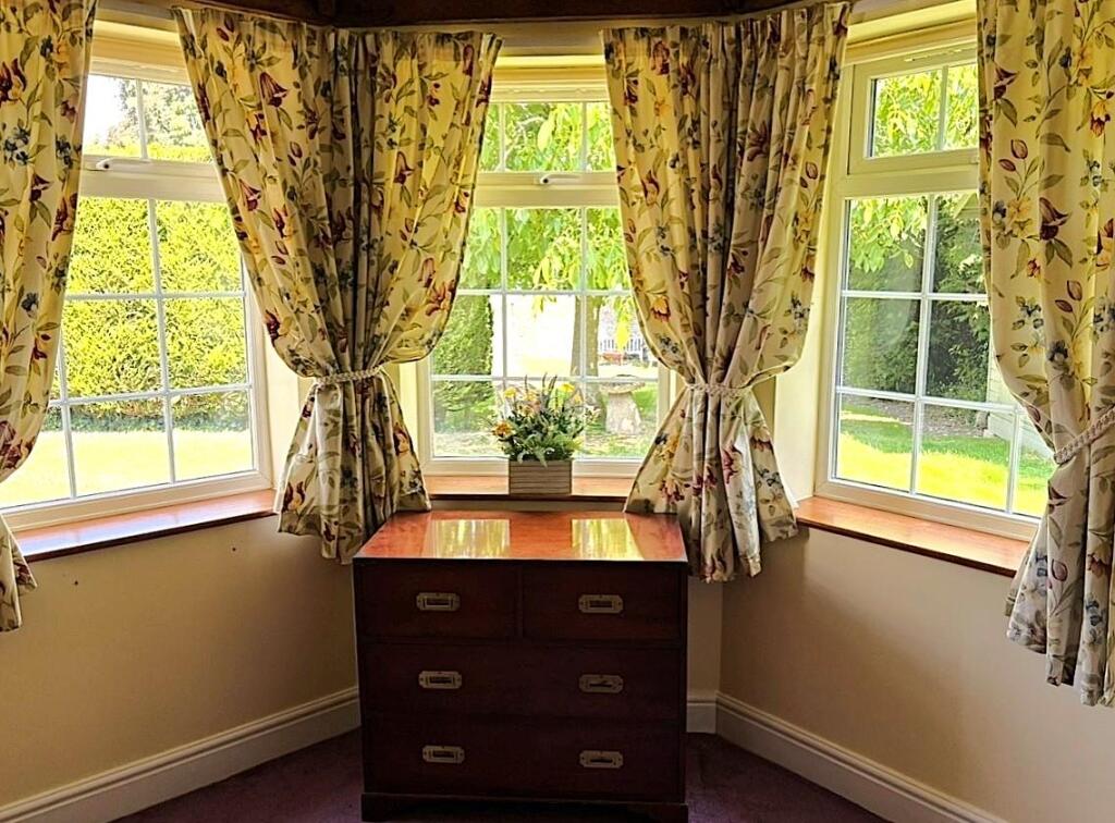 Bridge Cottage, Church St - Bay window.jpg