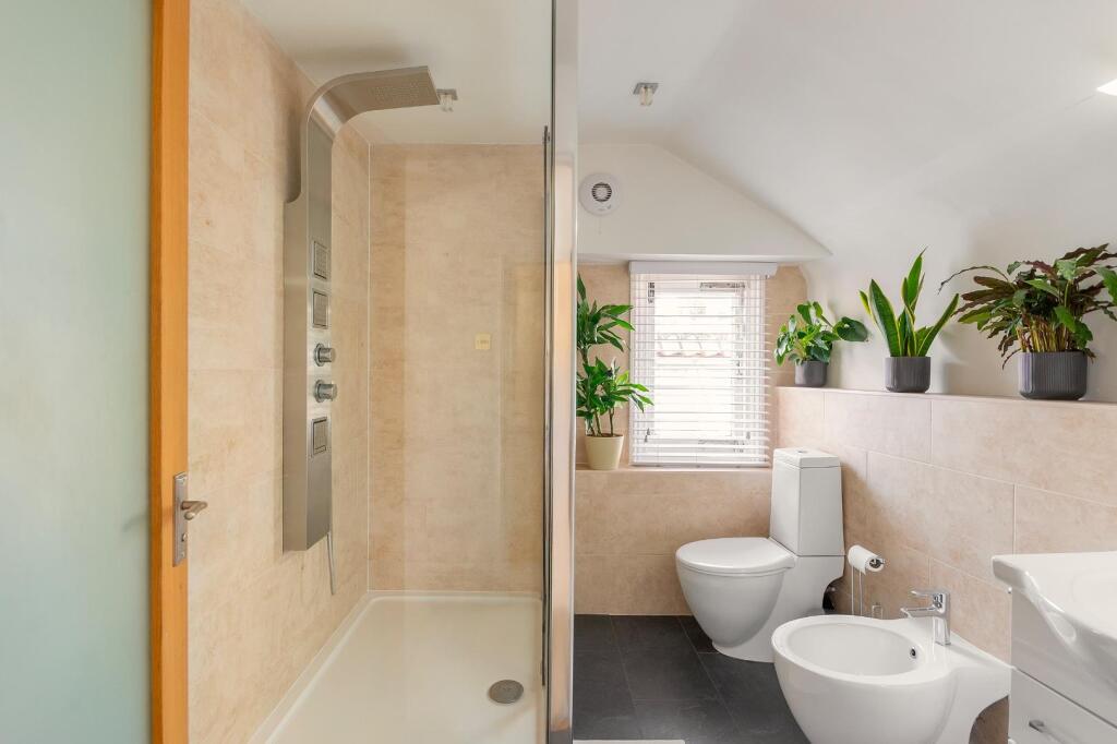 F21GHCN - Bathroom A.jpg