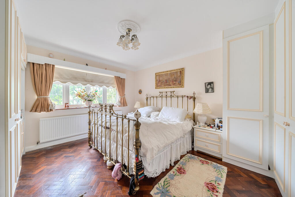 1301569-19-684813...