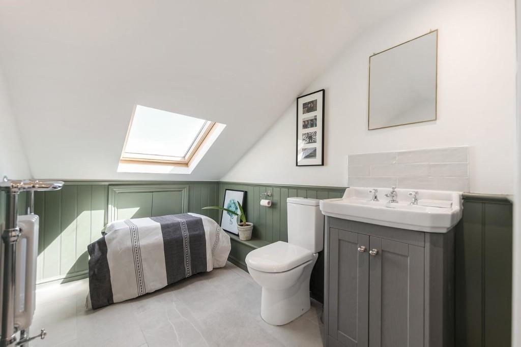 Bathroom (2).jpg