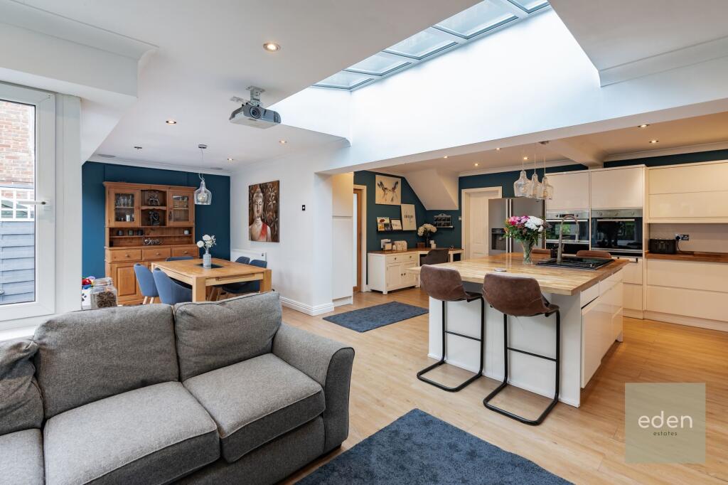 Kitchen / Breakfast Area