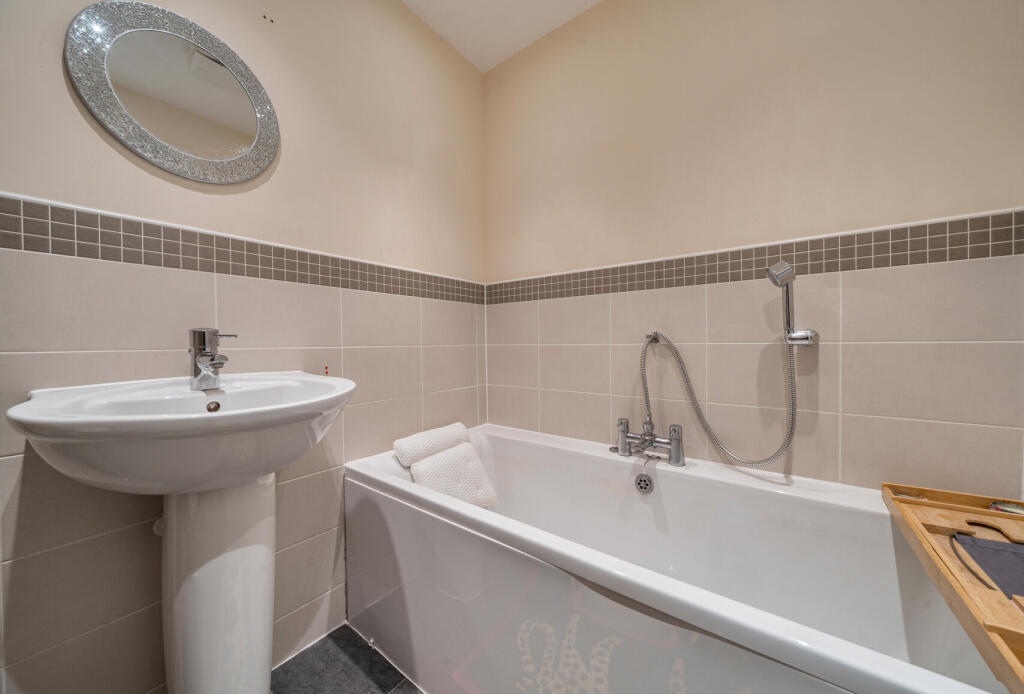 1294256-6-682b4da...