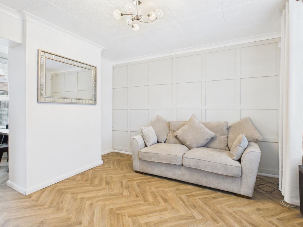 CAM03729G0-PR0158-STILL001