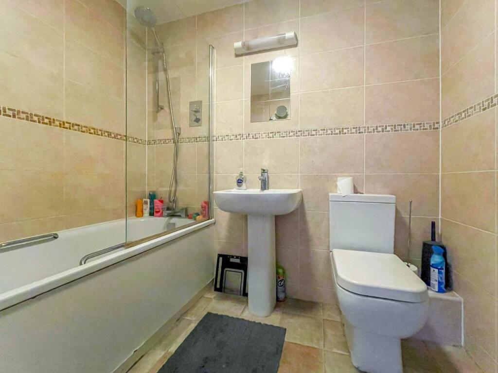 6 ELLIS HOUSE BATHRO