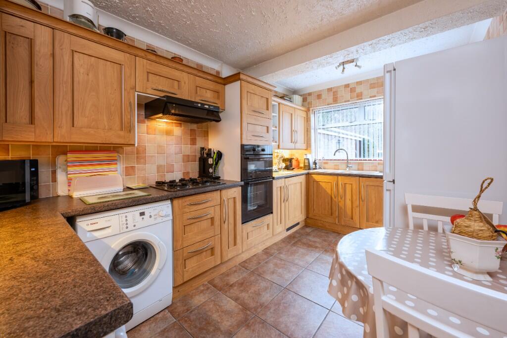 KITCHEN/DINING AREA